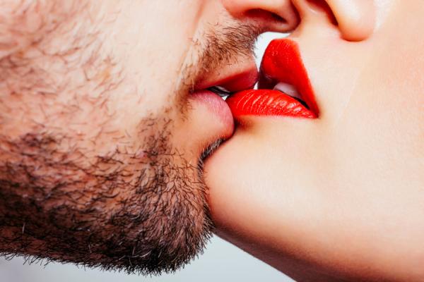 Comment provoquer un orgasme par un baiser - Baisers et Kamasutra