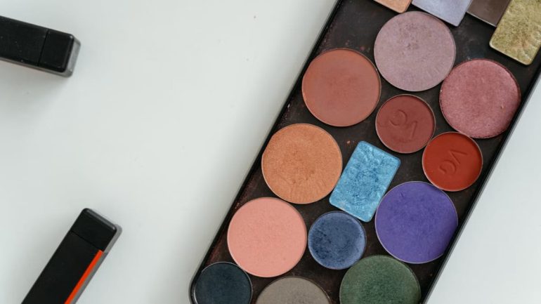 Maquillage minimaliste 2026 : les 5 essentiels incontournables