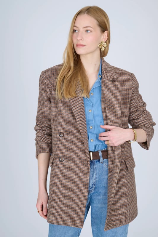 Blazer femme à motif pied-de-poule, pièce emblématique des collections automne-hiver de prêt-à-porter